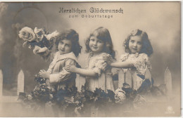 ZY 57- " HERZLICHEN GLUCKWUNSCH ZUM GEBURTSTAGE " - TRIO D' ENFANTS AVEC FLEURS - 2 SCANS - Compleanni