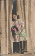 ZY 57- FILLETTE AVEC BOUQUET DE ROSES - 2 SCANS - Ritratti