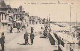 ZY 61-(44)  LA BAULE - LE BOULEVARD HENNECART ET L' ENTREE DES BAINS - ANIMATION - VILLAS - 2 SCANS - La Baule-Escoublac