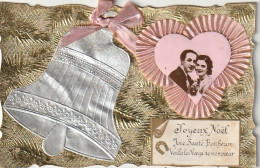 ZY 66- " JOYEUX NOEL " - CARTE FANTAISIE  AJOUT COEUR AVEC COUPLE - CLOCHE ARGENTEE , FOND DORE - 2 SCANS - Parejas