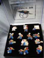 Coffret De 13 Pin's Sur Le Thème De La Coupe Du Monde De Football "France 98" - Calcio