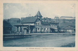 ZY 77-(57) BITCHE - LA GARE ET LE FORT  - 2 SCANS - Bitche