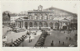 ZY 79-(59) LILLE - PLACE DE LA GARE - ANIMATION - AUTOMOBILES , TRAMWAYS - 2 SCANS - Lille