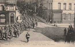 ZY 79-(59) GUERRE 1914 - DOUAI PENDANT L' OCCUPATION - DEFILE DES TROUPES ALLEMANDES , PLACE THIERS  - 2 SCANS - Douai