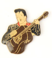 Pin's ELVIS PRESLEY - Le Chanteur Jouant De La Guitare - N225 - Berühmte Personen