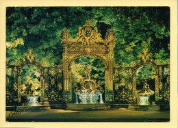 54. NANCY – La Fontaine De Neptune Illuminée (voir Scan Recto/verso) - Nancy