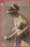 Jeune Femme Avec Des Lys (Circulé En 1916) - Femmes