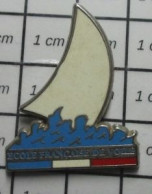 3517 Pin's Pins / Beau Et Rare / SPORTS : EFV ECOLE FRANCAISE DE VOILE Variante Blanche, Par DECAT - Segeln