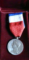 MEDAILLE DU TRAVAIL ARGENT AVEC  RUBAN DE 1980 - Professionals / Firms