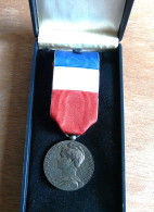 MEDAILLE DU TRAVAIL ARGENT AVEC  RUBAN DE 1985  - Professionals/Firms