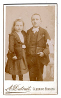 Photo CDV D'une Jeune Fille élégante Avec Un Jeune Garcon Posant Dans Un Studio Photo A Clermont-Ferrand Avant 1900 - Oud (voor 1900)