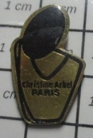 3517 Pin's Pins / Beau Et Rare / PARFUMS / CHRISTINE ARBEL PARIS FLACON PARFUM - Parfums