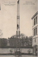 ZY 112-(75) EXERCICES D' ENTRAINEMENT DES SAPEURS POMPIERS  DE PARIS - DEVELOPPEMENT D' UNE ECHELLE DE SAUVETAGE - Pompieri