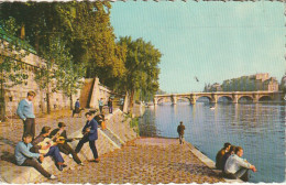 ZY 112-(75) LES QUAIS DE LA SEINE AU PONT NEUF , PARIS - ANIMATION - GUITARISTES - 2 SCANS - Die Seine Und Ihre Ufer