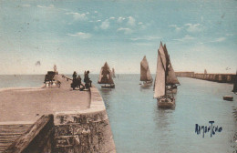 ZY 123-(85) LES SABLES D' OLONNE - SORTIE DU PORT - ANIMATION - CARTE COLORISEE - 2 SCANS - Sables D'Olonne