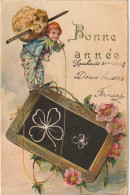 ZY 126- " BONNE ANNEE " - LUTIN AVEC ARDOISE ET TREFLE , EPONGE  , CRAYON - DECOR FLORAL - CARTE GAUFREE - 2 SCANS - Sonstige & Ohne Zuordnung