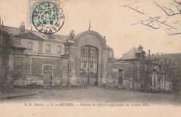 ZY 131-(92) SEVRES - ENTREE DE L' ECOLE SUPERIEURE DE JEUNES FILLES - 2 SCANS - Sevres