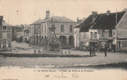 ZY 134-(95) LA ROCHE GUYON - L' HOTEL DE VILLE ET LA FONTAINE - ANIMATION - EPICERIE , CAFE DU COMMERCE- 2 SCANS - La Roche Guyon