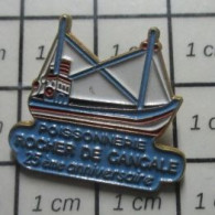 3517 Pin's Pins / Beau Et Rare / BATEAUX / BATEAU DE PECHE POISSONNERIE ROCHER DE CANCALE 25e ANNIVERSAIRE - Boats