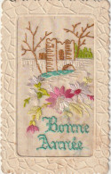 ZY 137- " BONNE ANNEE " - CARTE FANTAISIE BRODEE GAUFREE - PAYSAGE  , FLEURS - 2 SCANS - Brodées