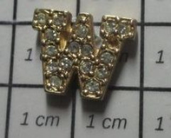 516C Pin's Pins / Beau Et Rare / AUTRES / LETTRE MAJUSCULE W OU M METAL JAUNE ET "BRILLANTS" - Andere & Zonder Classificatie