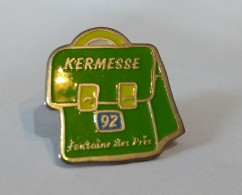 Pin's Fontaine Des Prés. Kermesse. Cartable - Städte