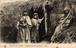 CPA AK Scenes Et Types - Bedouines Devant Leur Gourbi ALGERIA (1389935) - Sonstige & Ohne Zuordnung