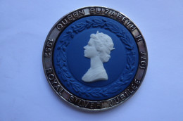 ROYAL SILVER JUBILEE WEDGEWOOD MEDALLION LIMITED EDITION 56mm QEII HALLMARKED STERLING  - Case Reali