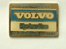 Pin's  VOLVO - HYDRAULICS - Autres & Non Classés