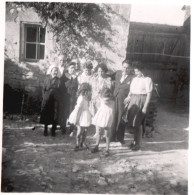 Francia 1946, Bernazay, Ritratto Di Famiglia Nel Cortile, Foto Epoca - Plaatsen