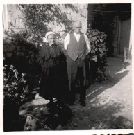 Francia 1945, Ritratto Di Una Coppia Anziana Nel Cortile, Foto Epoca - Plaatsen