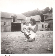 Francia 1946, Les Ormes, Giovane Mamma Con Neonato In Cascinale, Foto - Lieux