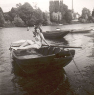 Francia 1946, Les Ormes, Giovane Donna In Posa Su Barca A Remi, Foto - Lieux