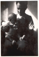 Francia 1936, Padre Con Neonato In Braccio, Foto Epoca, Vintage Photo - Plaatsen