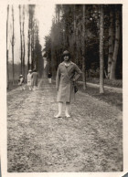 Francia 1929, Rambouillet, Donna Con Cappello Nel Viale, Moda, Foto Epoca - Plaatsen