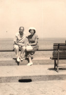 Sorrento (NA) 1956, Coppia In Posa Sul Lungomare, Foto , Vintage Photo - Plaatsen