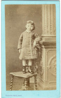 Photo CDV - Petite Fille Montée Sur Une Chaise - Phot. Au Charbon Rézé à Reims - Janvier 77 (1877) - Old (before 1900)