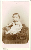 Photo CDV - Bébé Assis Dans Un Fauteuil - Phot. Magasins Généraux De La Guerre Désiré à Paris - 1895 - Old (before 1900)