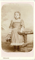 Photo CDV - Petite Fille élégante En Robe Traditionnelle - Phot. Magasins Généraux De La Guerre Désiré à Paris - 1892 - Alte (vor 1900)