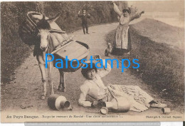 227911 FRANCE AU PAYS BASQUE COSTUMES WOMAN'S A DONKEY RETURN FROM THE MARKET  POSTAL POSTCARD - Otros & Sin Clasificación