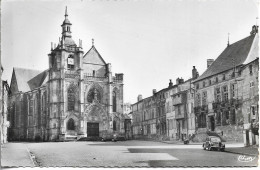 CPSM. 55 BAR LE DUC. EGLISE SAINT PIERRE ET PALAIS DE JUSTICE. VOITURE ANCIENNE. - Bar Le Duc