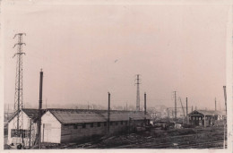 ENTRETIEN DE TOURS BARRAQUEMENTS PROVISOIRES EN COURS DE CONSTRUCTION PHOTO 18X13 CM - Krieg, Militär