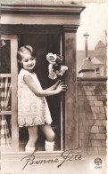 C. P. A. : Portrait D'une Belle Petite Flle à La Fenêtre Debout Avec Des Fleurs, "Bonne Fête" - Portretten