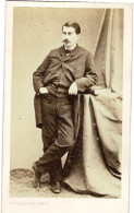 Photo CDV - Homme élégant Portant Moustache - "Au Sauvage" Photographe Sedan - Circa 1860-1880 - Old (before 1900)