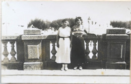 C. P. A. : Photographie De Deux Dames Adossées à Une Balustrade - Fotografía