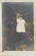 C. P. A. : Photographie D'une Maman Portant Dans Les Bras Son Bébé Dans Une Belle Robe à Dentelles - Photographie