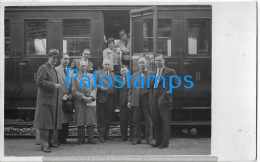 227916 REAL PHOTO HELP STATION TRAIN AND PEOPLE POSTAL POSTCARD - Photographs