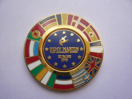 RARE BIG Pin S COGNAC REMY MARTIN  EN 2 PARTIES MOBILE RESERVER AU PERSONNEL NO 4433  4 CM - Bebidas