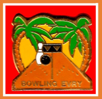 SUPER PIN'S "BOWLING EVRY" Signé AUOMARK, émail Vernissé Base Or, Format 2,5X2,5cm - Bowling