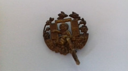 B18 / BROCHE ANCIENNE METAL MANQUE FERMOIR  ANGE - Broches